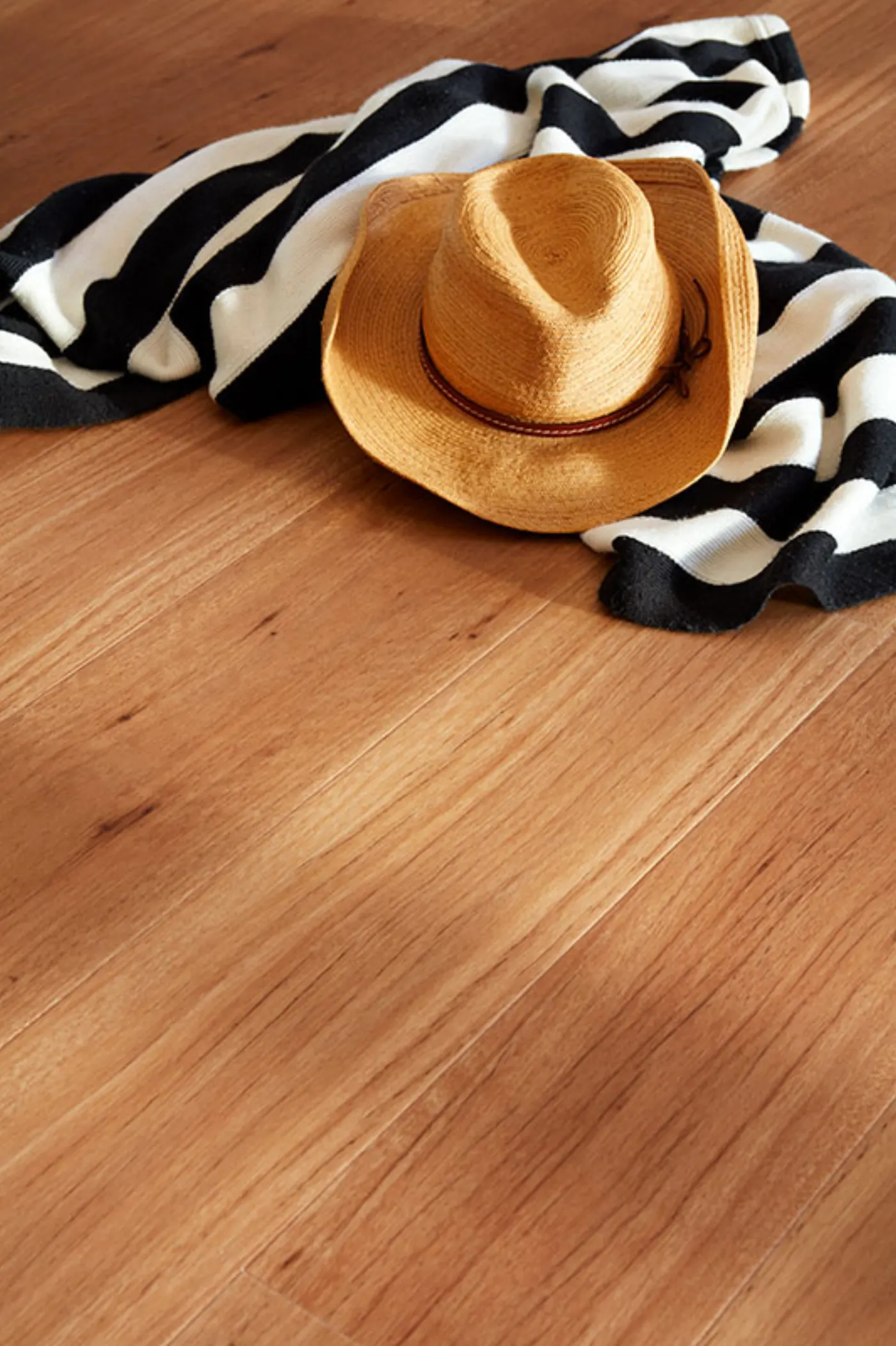 Aspire New England Blackbutt hybrid flooring colour swatch