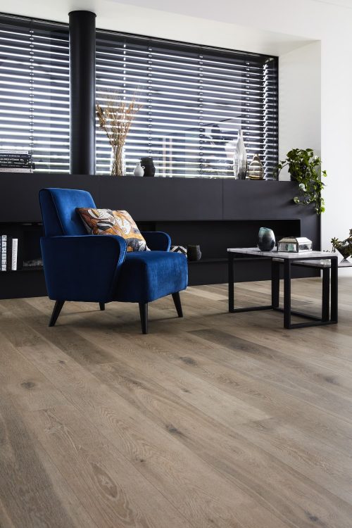 Oakleaf HD PLUS Wolf Grey laminate installed room example